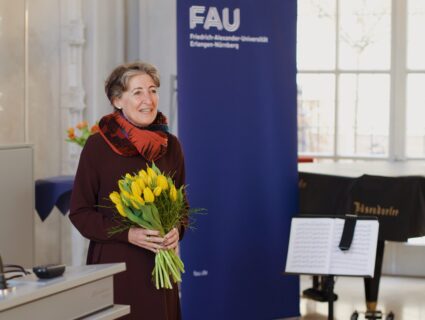Blumengrüße (Bild: FAU Scientia/Magdalena Scheuerl)